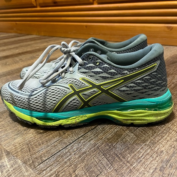 Women’s size 7.5 ASICS shoe - Picture 1 of 4